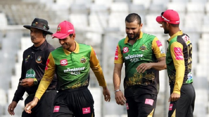 দীর্ঘ দিন পর খেলায় ফিরে বল হাতে উজ্জল মাশরাফি
