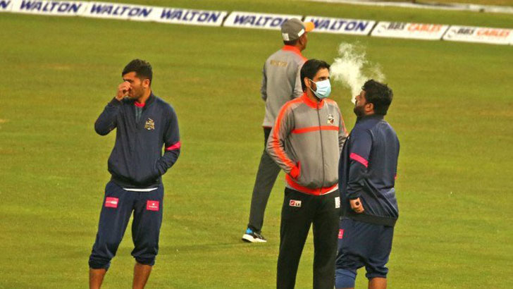 মাঠে ধূমপান করার অপরাধে শাস্তি পেলেন শেহজাদ