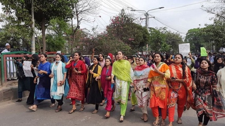 ঢাকা কলেজের ছাত্রদের পাশে ইডেনের কলেজের ছাত্রীরা