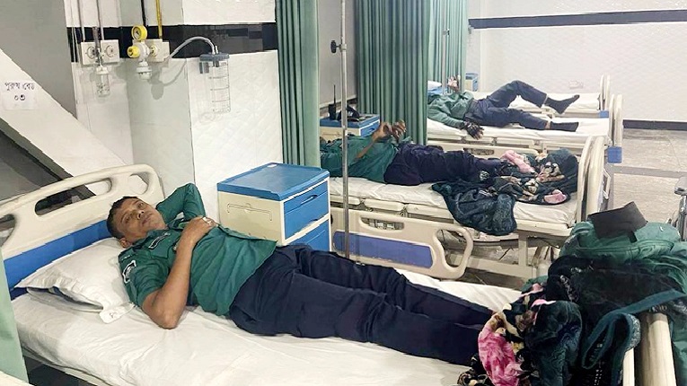 জামায়াতের সঙ্গে সংঘর্ষে আহত ১০ পুলিশ হাসপাতালে